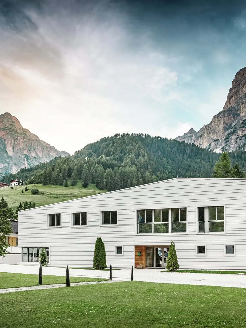 L'architettura militare moderna incontra l'ambiente alpino: davanti a un maestoso panorama montano, la caserma “Tempesti” è immersa nel paesaggio altoatesino. La facciata chiara PREFALZ in P.10 bianco PREFA garantisce linee pulite. La facciata in alluminio chiaro riflette la luce solare e migliora il microclima.