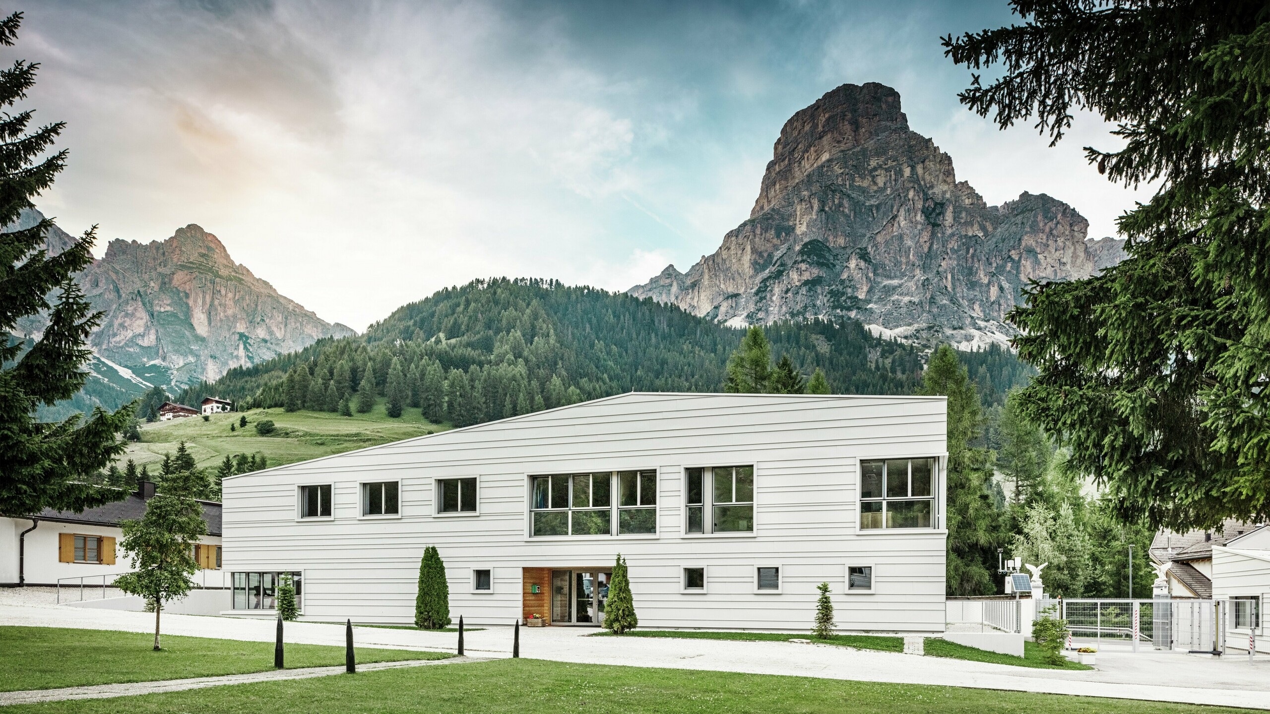 L'architettura militare moderna incontra l'ambiente alpino: davanti a un maestoso panorama montano, la caserma “Tempesti” è immersa nel paesaggio altoatesino. La facciata chiara PREFALZ in P.10 bianco PREFA garantisce linee pulite. La facciata in alluminio chiaro riflette la luce solare e migliora il microclima.