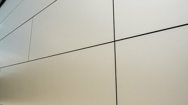 PREFABOND Aluminium Verbundplatte mit Fugen in Bronze