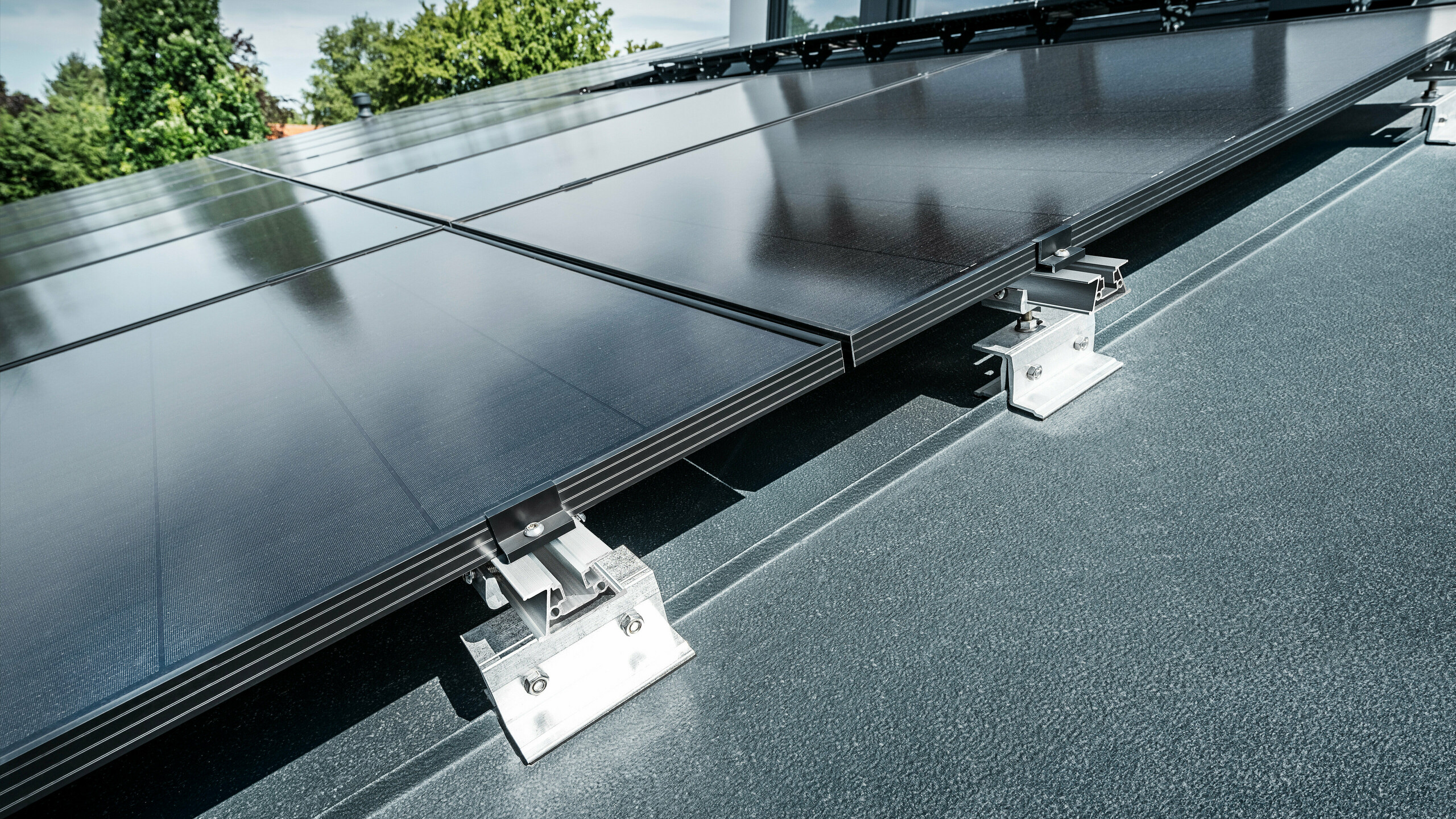 Nahaufnahme PREFA Solarhalter PREFALZ Vario auf einem Stehfalzdach in Anthrazit 