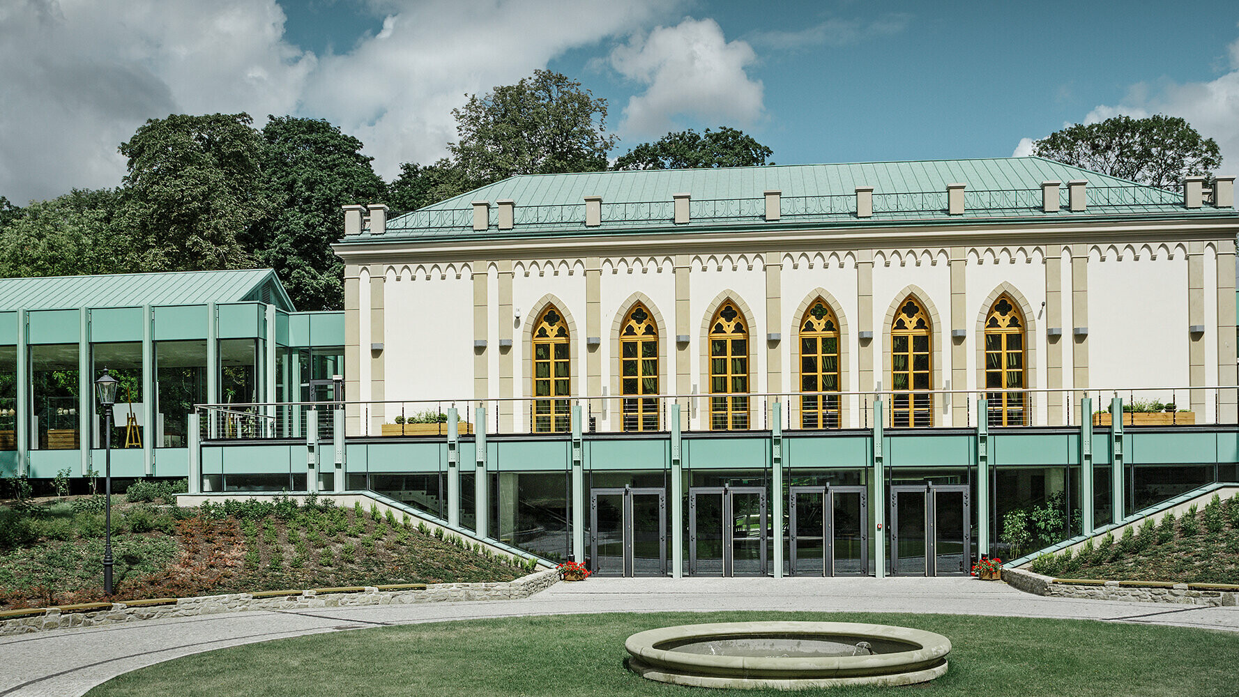 Lors de la rénovation du toit, le musée polonais Opinogóra a été recouvert de Prefalz et Falzonal de couleur vert-de-gris.