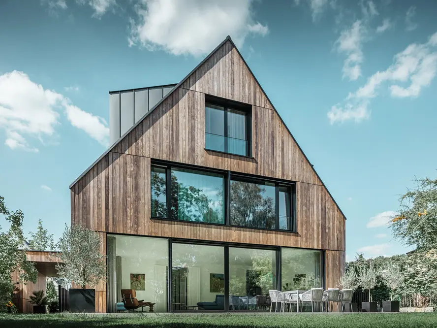 Das Bild zeigt ein Einfamilienhaus in Bad Soden am Tag. Das Dach wurde mit Prefalz in der Farbe P.10 Anthrazit eingedeckt.