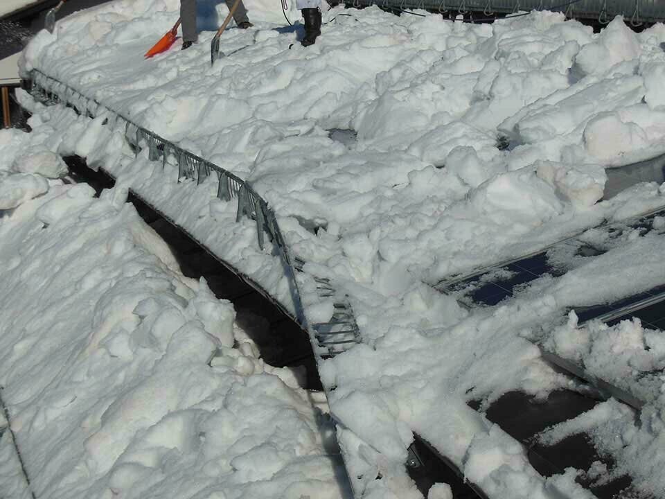 Dispositivo di trattenuta della neve presso un impianto fotovoltaico deformato dai carichi di neve