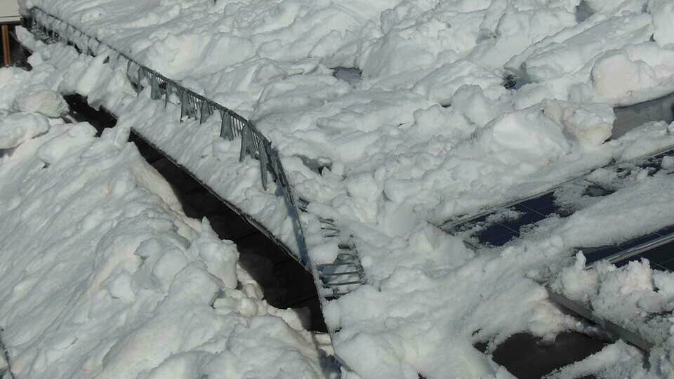 Dispositif de retenue de neige tordu par la neige, associé à une installation photovoltaïque