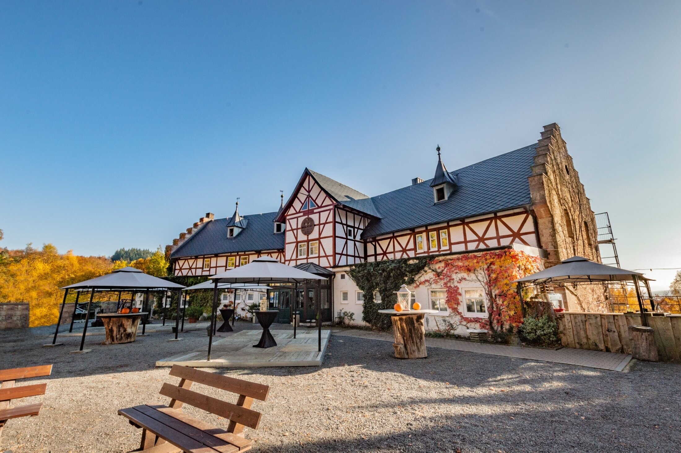 Veduta completa dell'Hotel Burg Maienluft a Wasungen. Il tetto ha un nuovo rivestimento con la scaglia 29 x 29 PREFA in antracite.