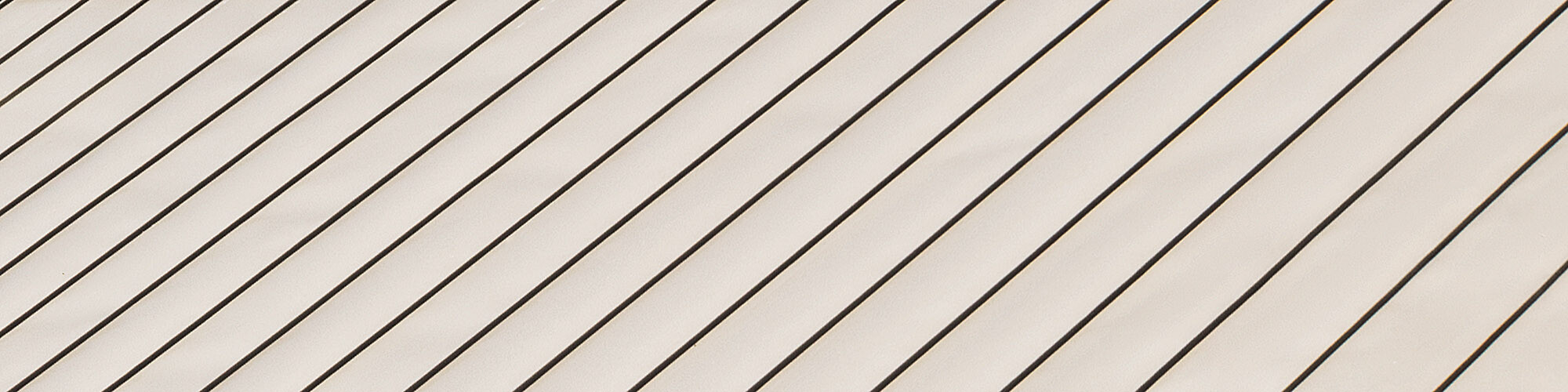 Gros plan sur les bandes rectilignes en aluminium de PREFA.