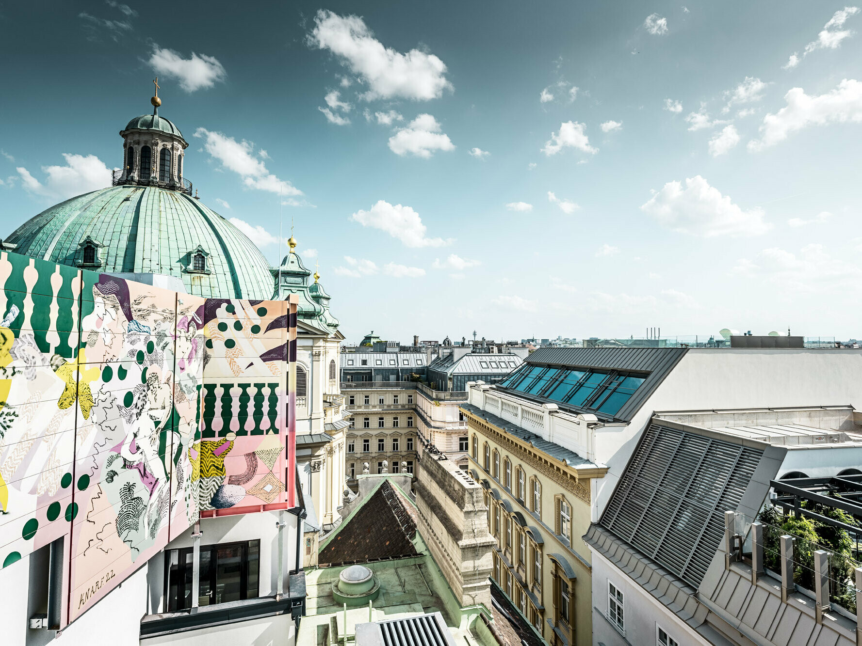Vue sur les alentours depuis le toit : on peut voir une partie de l'église Saint-Pierre et plusieurs bâtiments résidentiels.