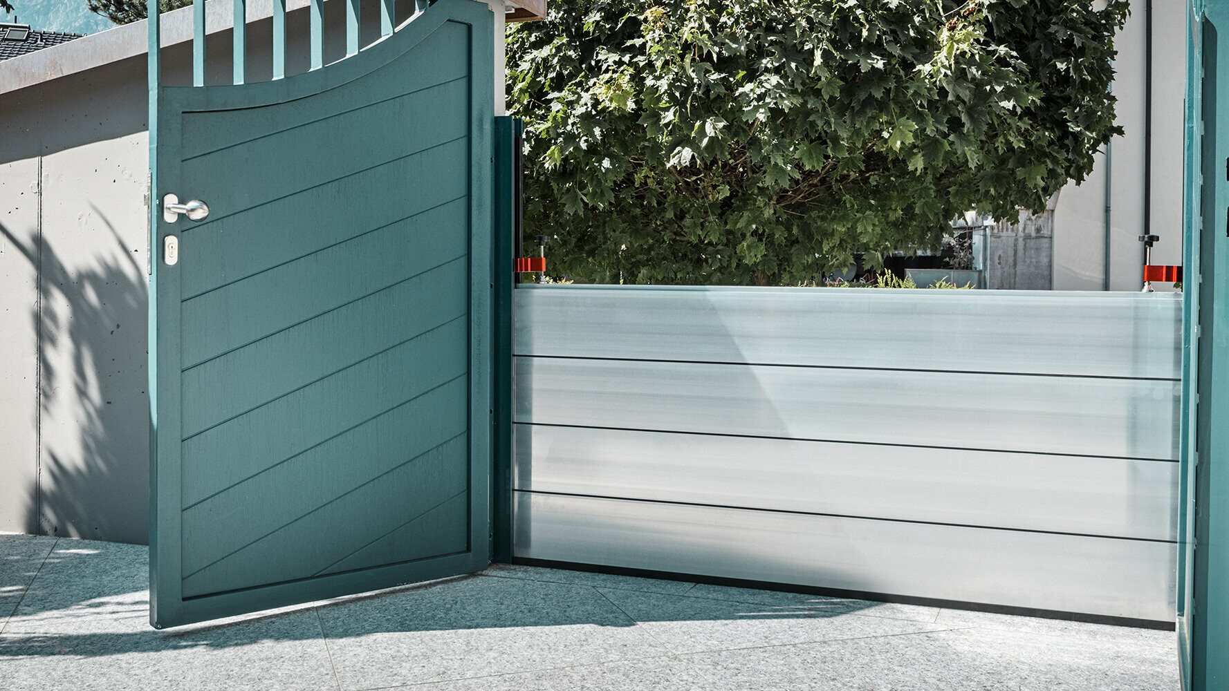 Barriera anti-esondazione personalizzata di PREFA come protezione di un edificio