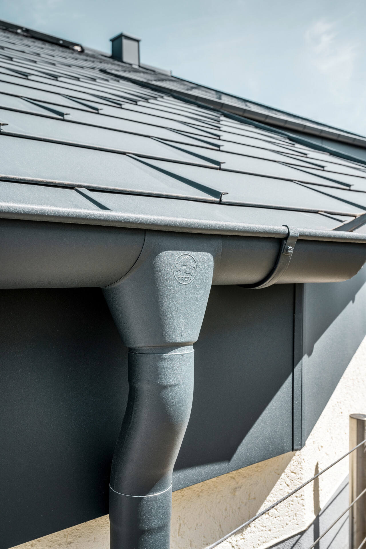 Casa unifamiliare a Newel-Besslich con Tegola R.16 PREFA e sistema di drenaggio del tetto PREFA in antracite