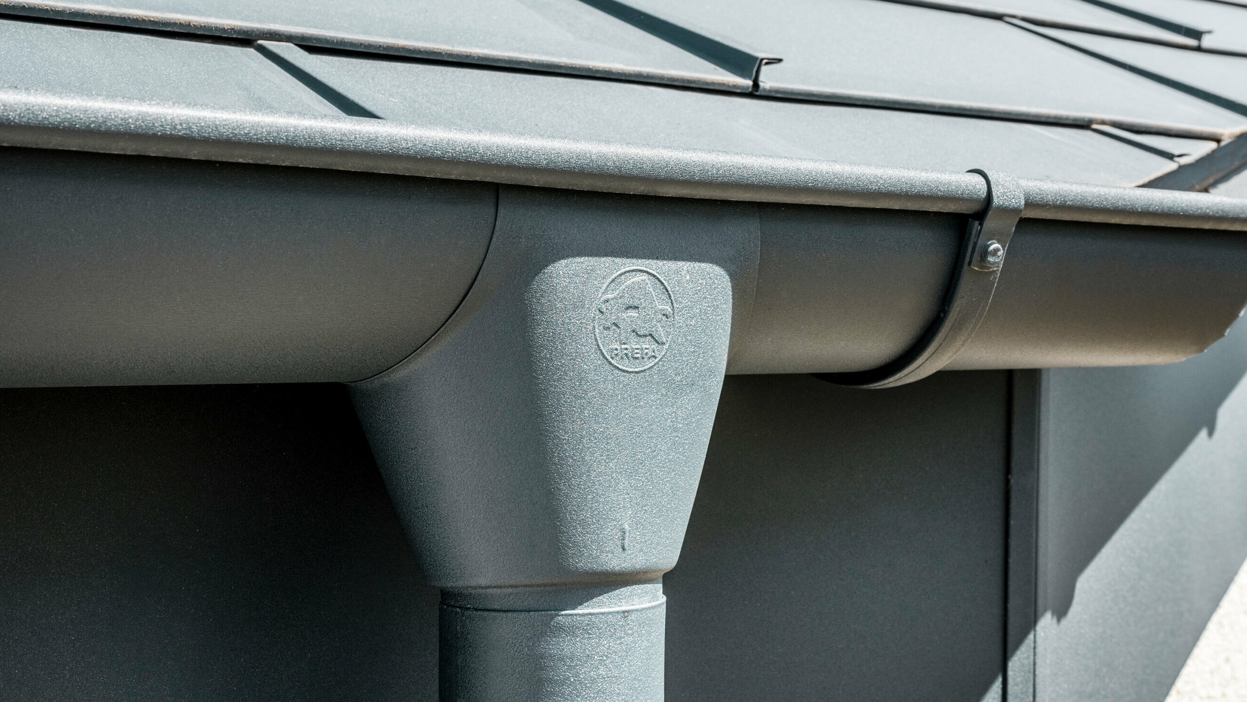 Maison individuelle à Newel-Besslich avec tuiles PREFA R.16 et système de drainage de toiture PREFA en anthracite