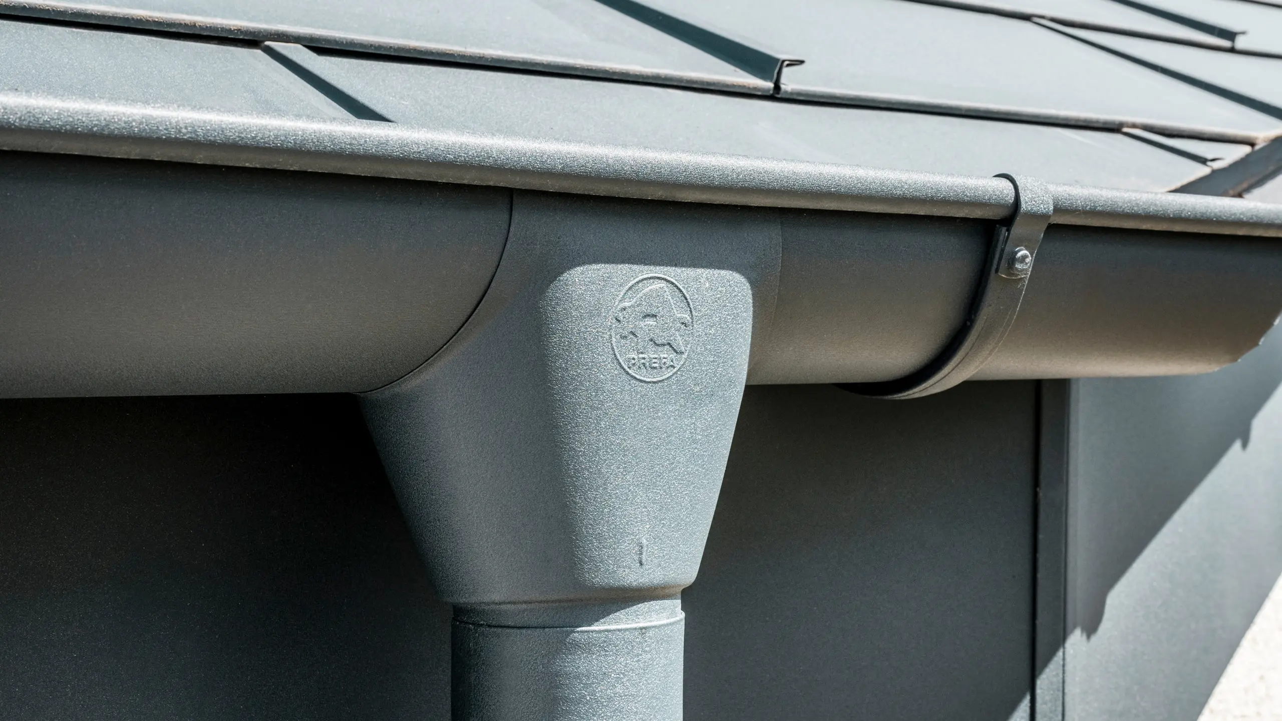 Maison individuelle à Newel-Besslich avec tuiles PREFA R.16 et système de drainage de toiture PREFA en anthracite