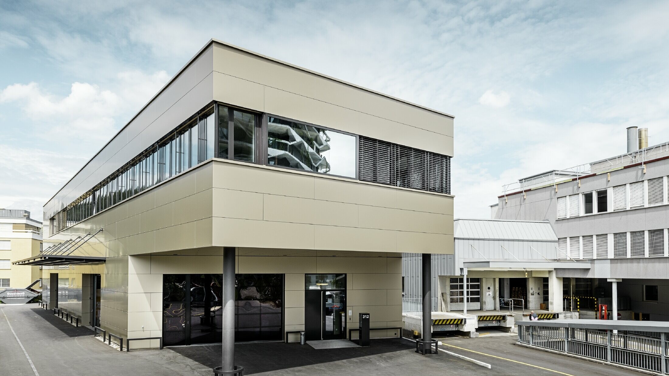 Nouveau corps de bâtiment moderne hébergeant l’atelier et les bureaux de la société Guggisbau Dachtechnik — Panneaux composites en aluminium PREFA de couleur bronze