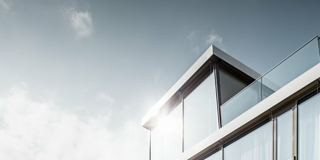 Moderna casa unifamiliare progettata dall'architetto Camenzind; una fascia ricurva collega i livelli, all'esterno l'arco è rivestito con le scaglie PREFA, facili da lavorare, in bianco puro.