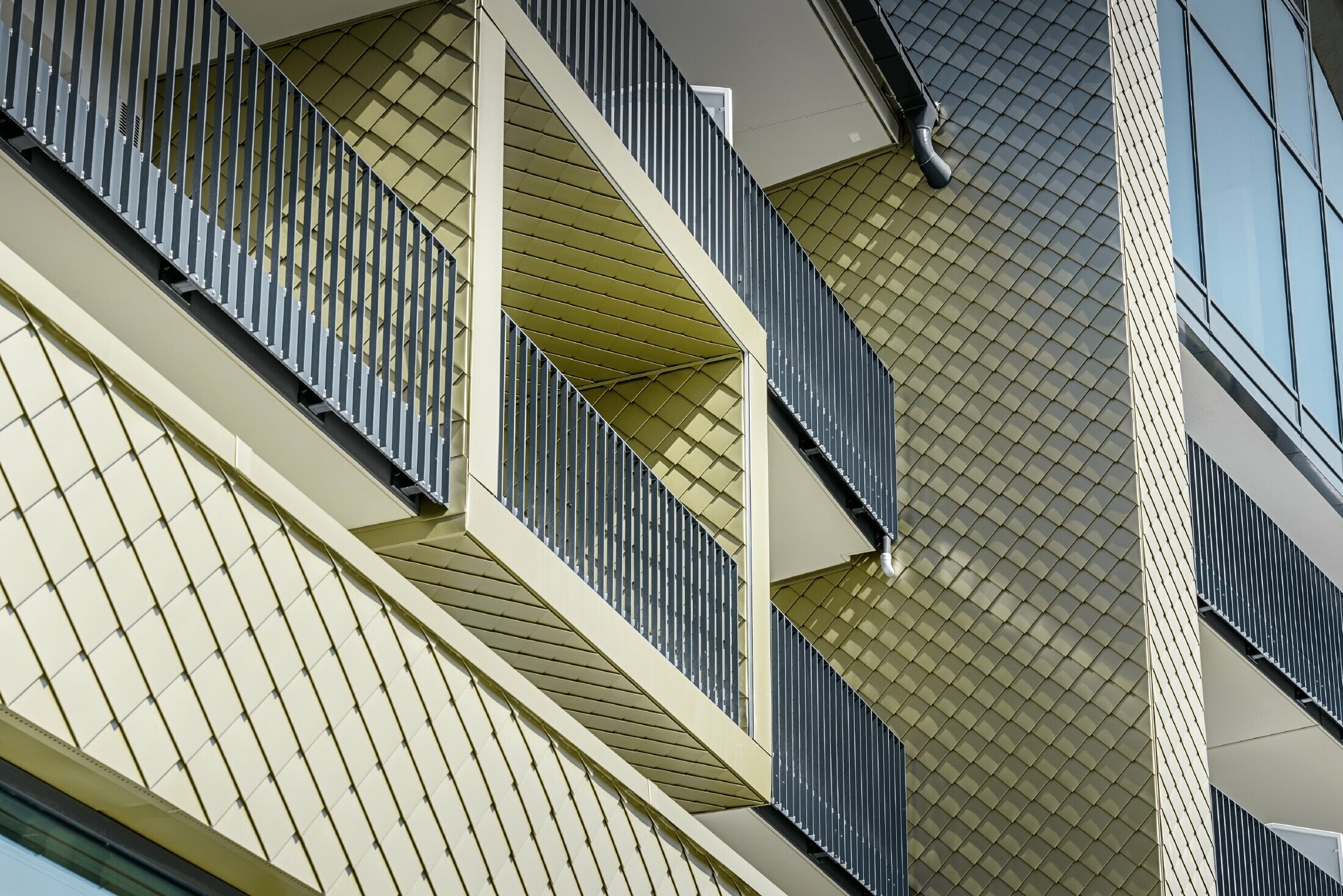Habillage des abergements de balcon à l’hôtel Edita de Scheidegg avec le losange de façade 20 × 20 PREFA en bronze clair