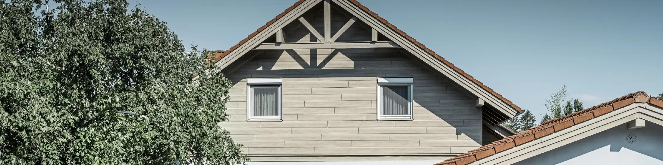 Qui la facciata in alluminio con effetto legno di PREFA è stata posata in orizzontale e non dovrà essere riverniciata mai più.