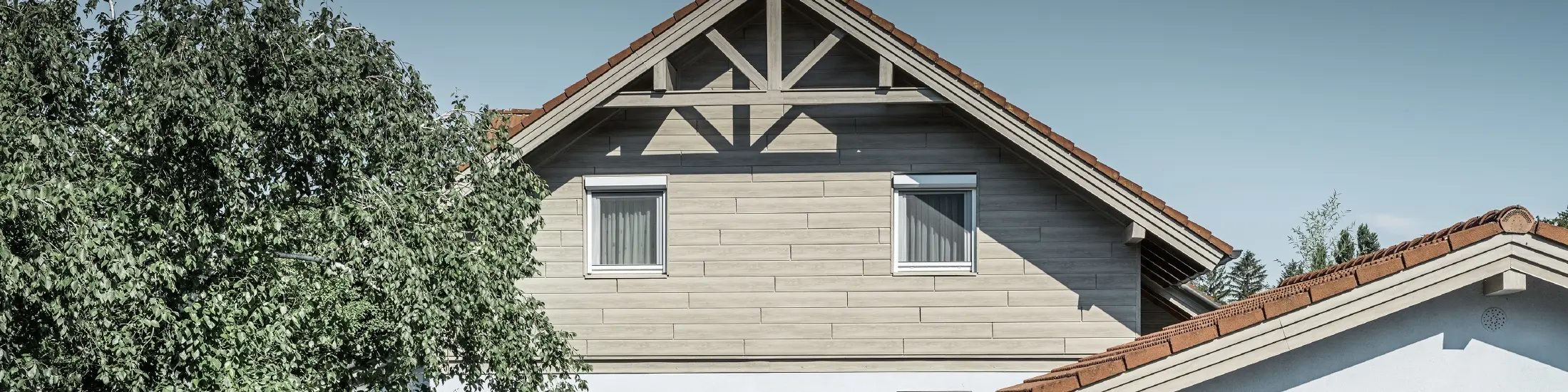 Die Aluminiumfassade in Holzoptik von PREFA wurde hier horizontal verlegt und muss nie mehr nachgestrichen werden.