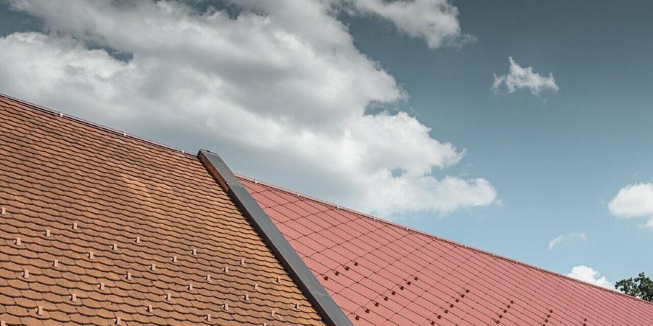 Foto esterna del Kerzenwelt a Schlägl; il tetto è stato rivestito con la scaglia in alluminio PREFA 44x44 in rosso ossido.