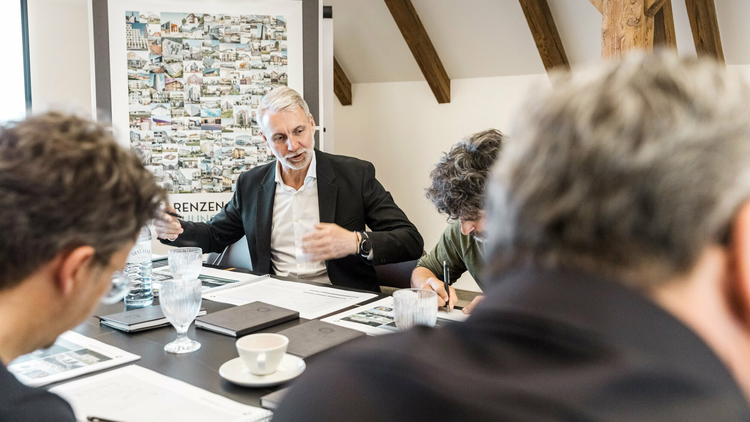 L'architecte Oliver Kupfner lors de la réunion de projet.