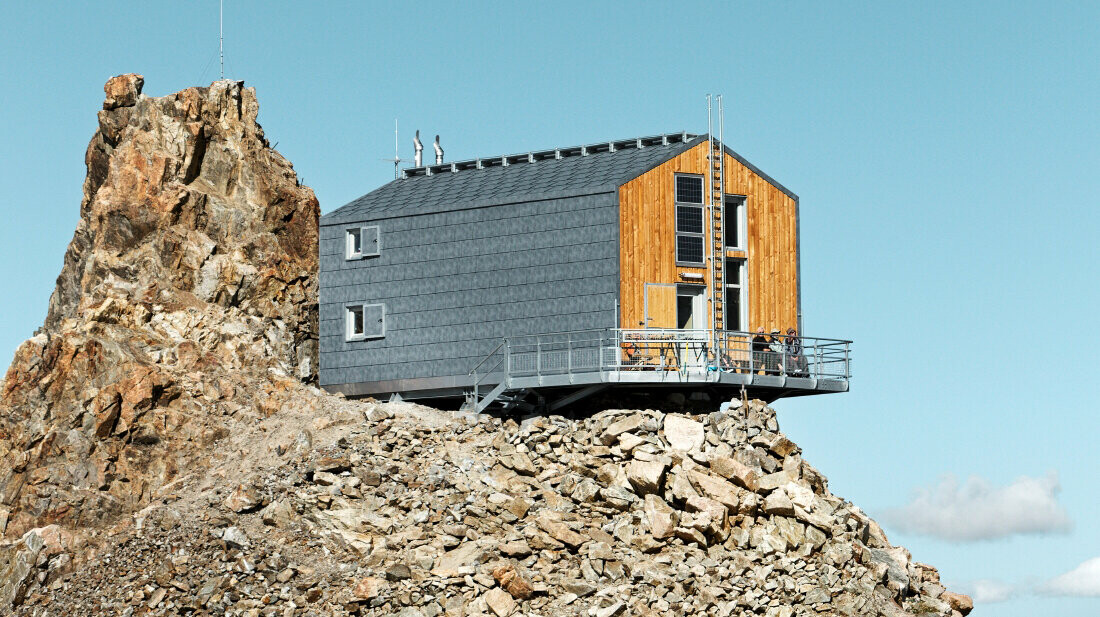 Frisch sanierte Schutzhütte Refuge de L´Aigle mit dem PREFA Dach- und Fassadenpaneel FX.12 in P.10 Steingrau.