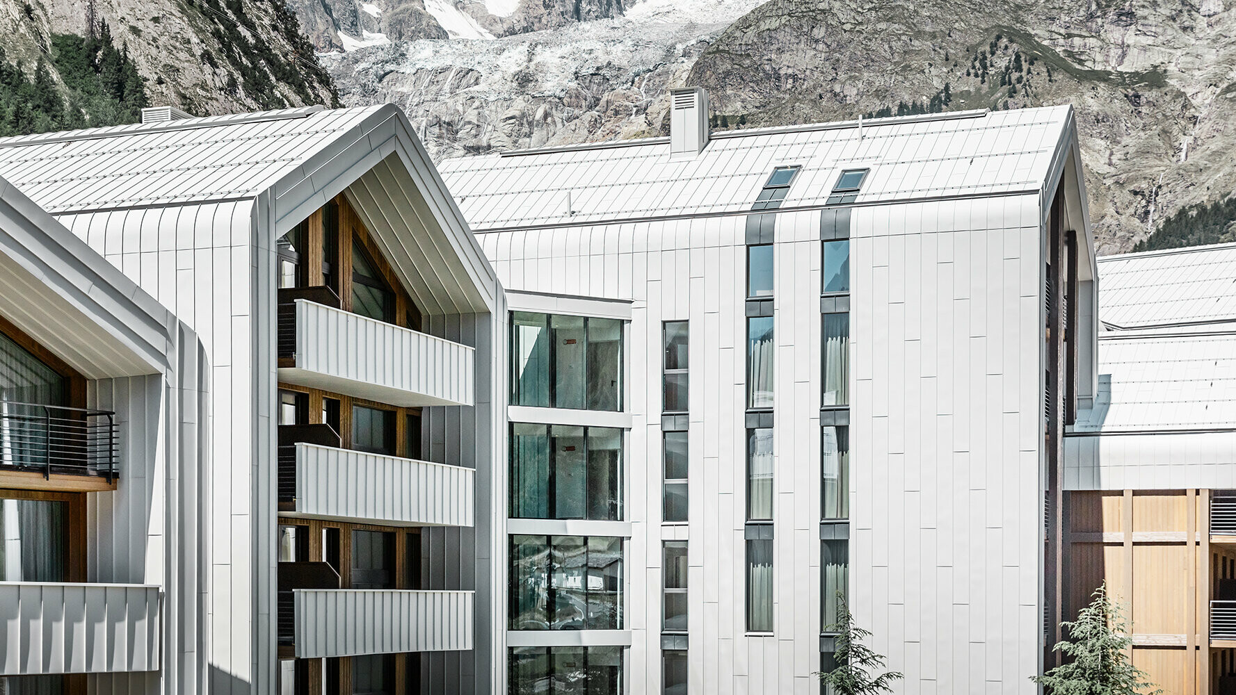Hotel di nuova costruzione in Italia con rivestimento di tetto e facciata PREFALZ nei colori bianco e antracite