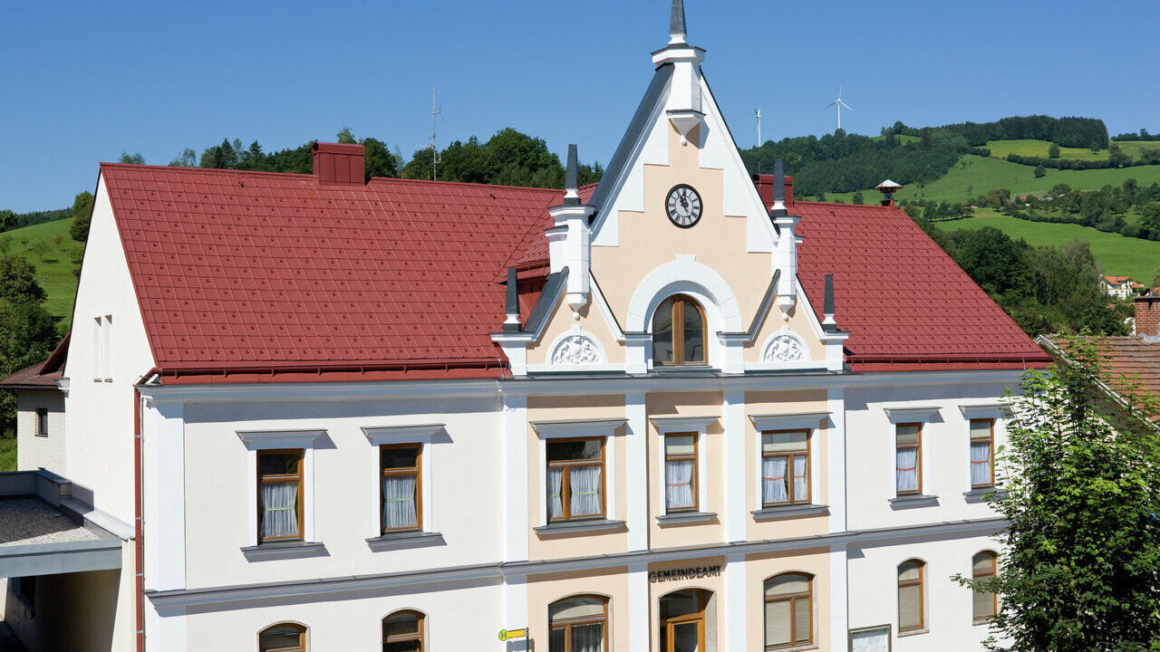 Gemeindeamt von Traisen eingedeckt mit der PREFA Dachplatte und der PREFA Saumrinne (Aufdachrinne)