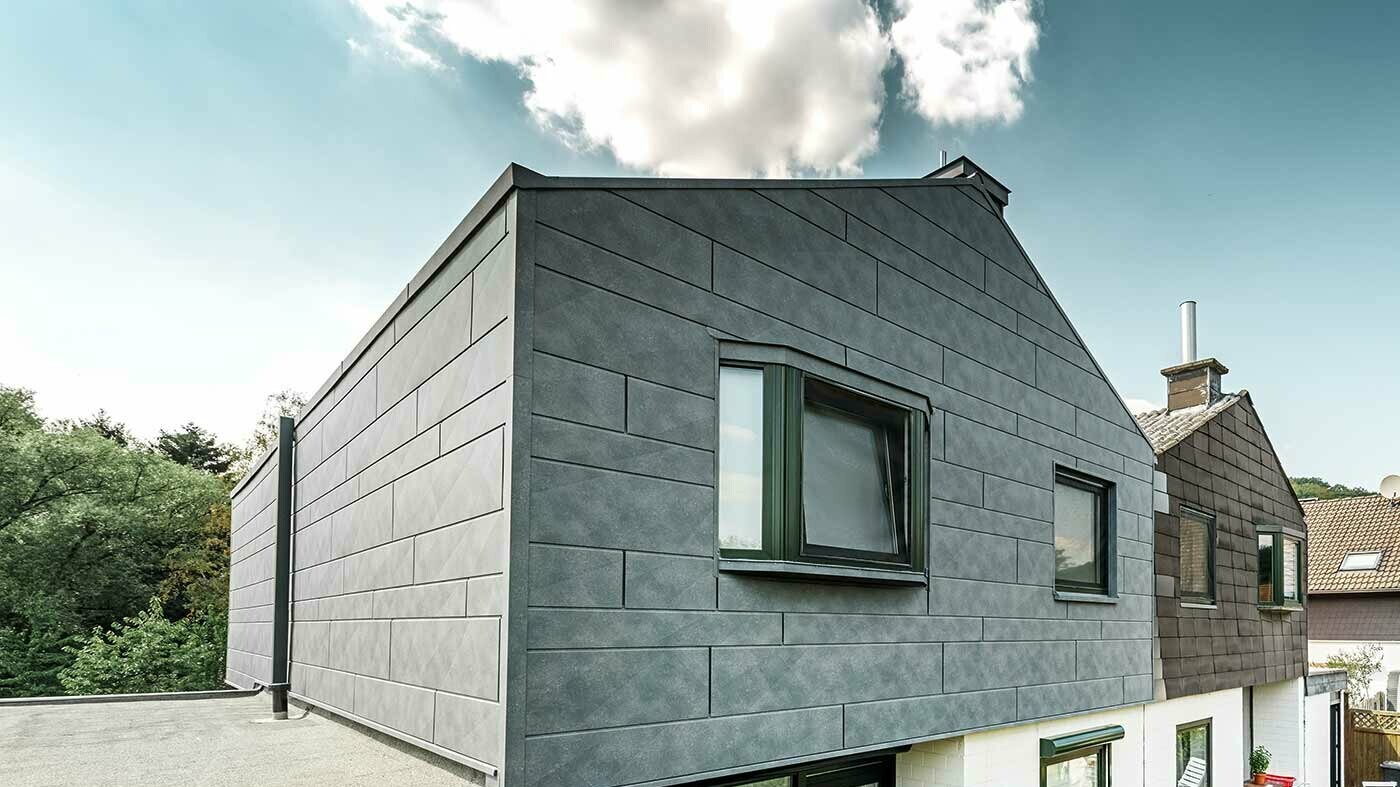 Fassadensanierung mit dem neuen PREFA Fassadenpaneel Siding.X in Steingrau.