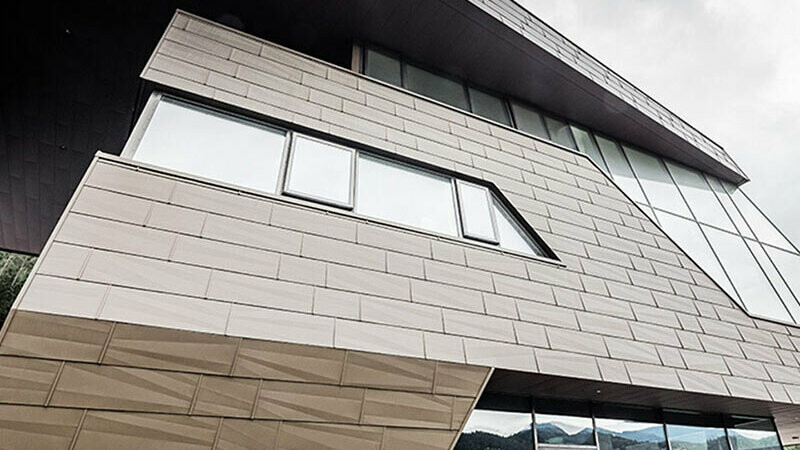 moderne Fassadengestaltung mit dem PREFA Fassadenpaneel FX.12 in Braun