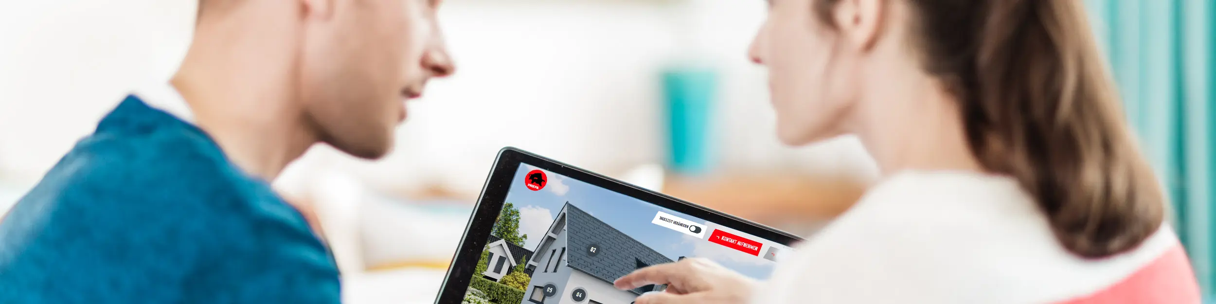 Una coppia seduta al tavolo osserva su un tablet il modello digitale di un'abitazione con tetto, facciata e moduli fotovoltaici in alluminio, consultando la guida PREFA dedicata a coperture, rivestimenti e fotovoltaico per l'edilizia e le ristrutturazioni.