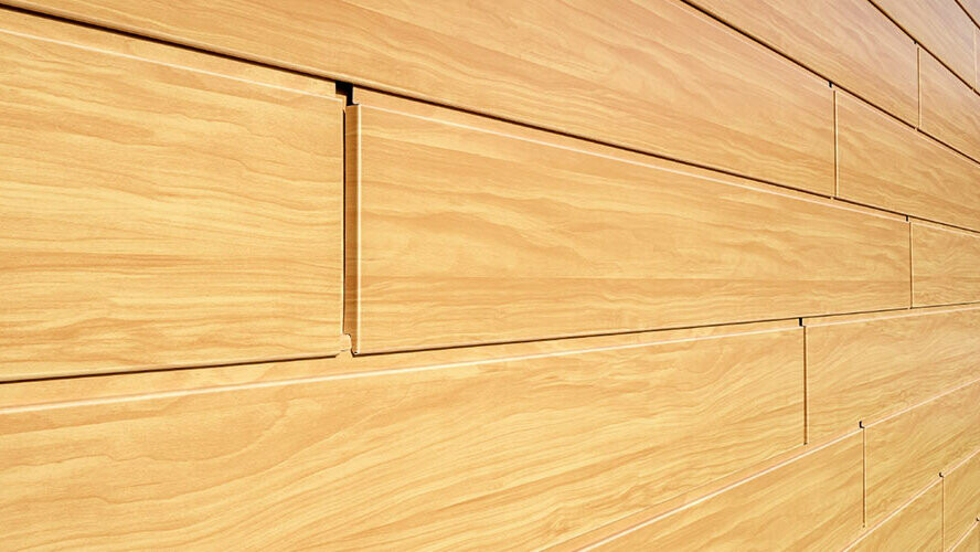 Holzoptikfassade aus Aluminium - PREFA Sidings in Eiche natur, horizontal verlegt mit Schattenfuge und Fuge.