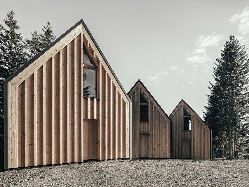 Photo des trois chalets depuis le côté nord.