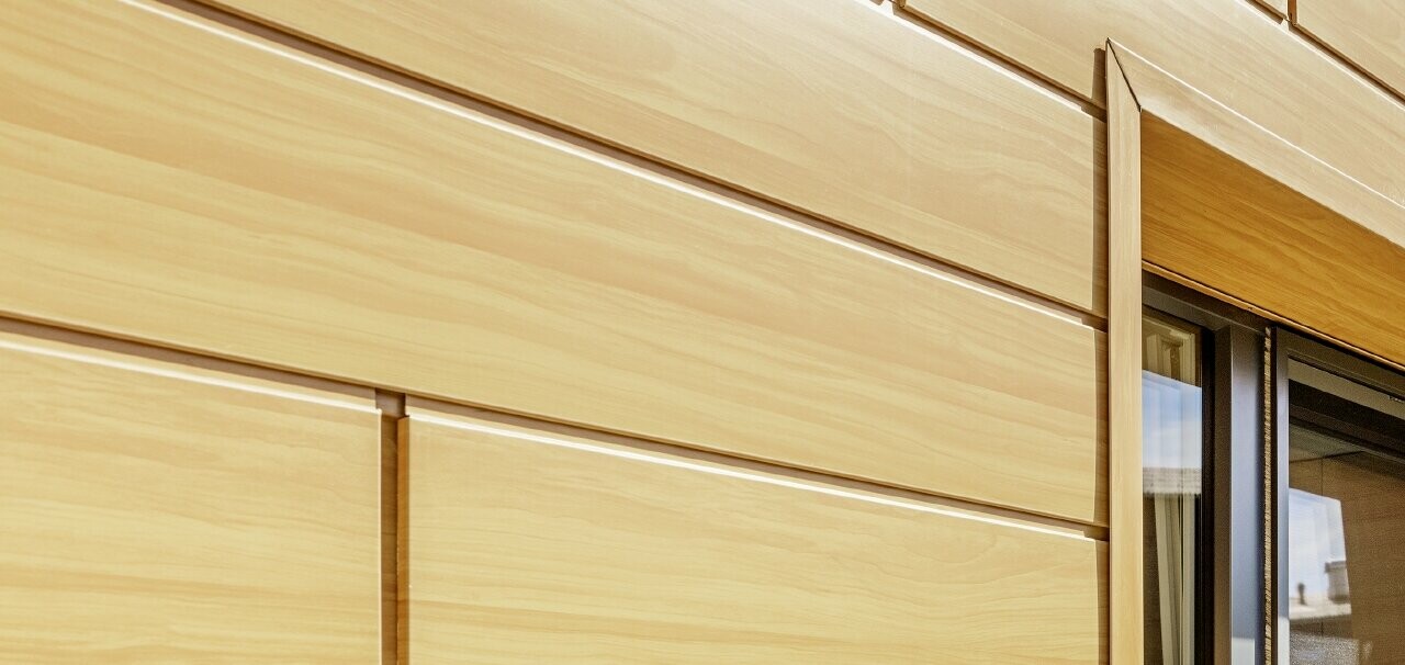 Vue détaillée d’un encadrement de fenêtre réalisé avec les Sidings PREFA imitation bois de l’établissement Guthof Lutz, à Schattwald.