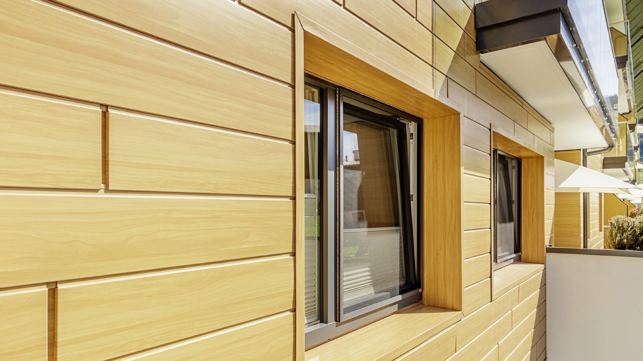 Detaillierte Aufnahme einer Fenstereinfassung mit den PREFA Sidings in Holzoptik am Guthof Lutz in Schattwald.