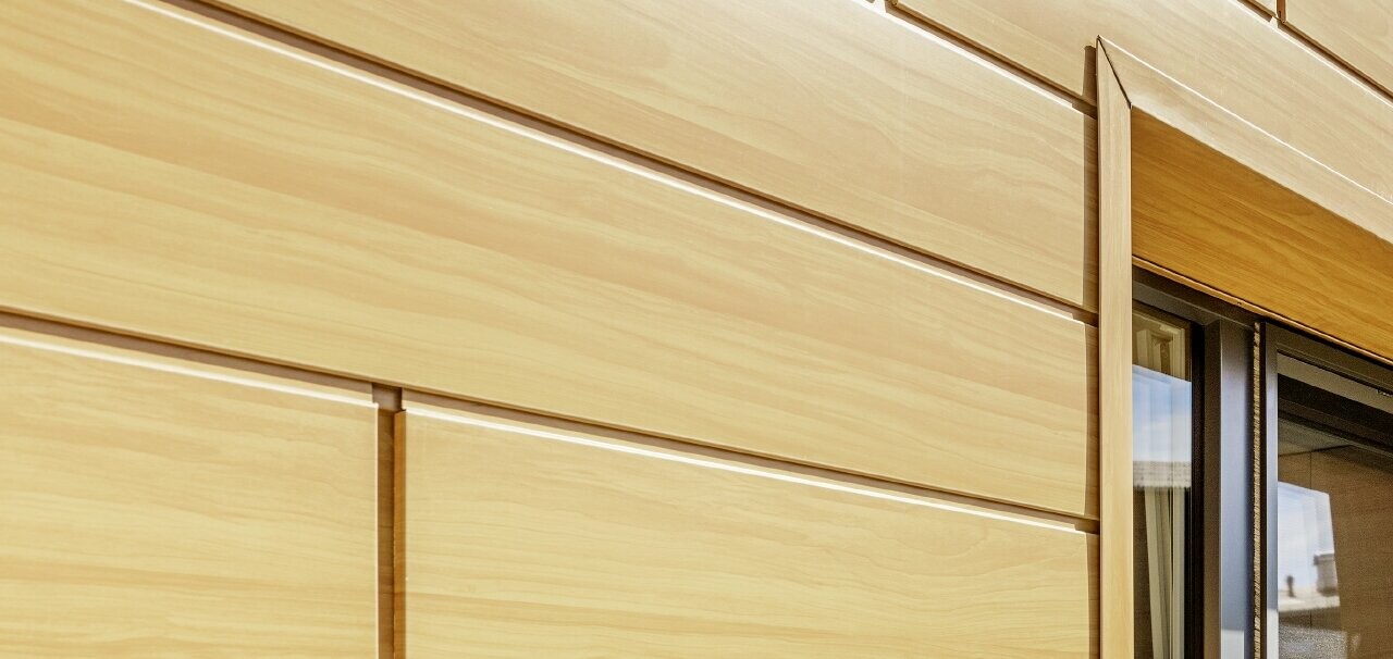 Immagine dettagliata dell’infisso di una finestra con le doghe PREFA in legno al Guthof Lutz a Schattwald.