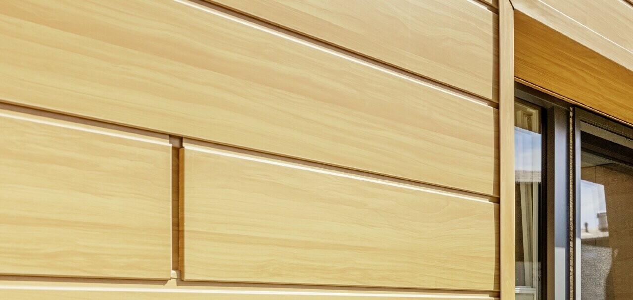 Vue détaillée d’un encadrement de fenêtre réalisé avec les Sidings PREFA imitation bois de l’établissement Guthof Lutz, à Schattwald.