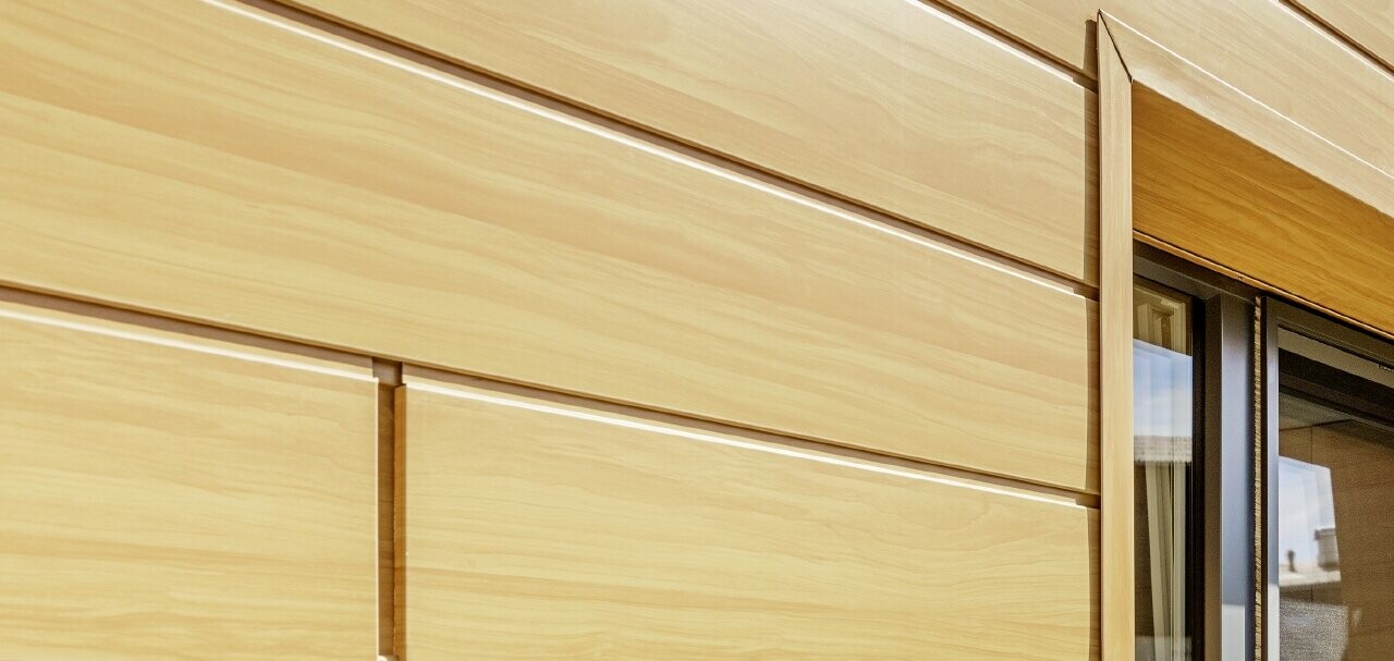 Immagine dettagliata dell’infisso di una finestra con le doghe PREFA in legno al Guthof Lutz a Schattwald.