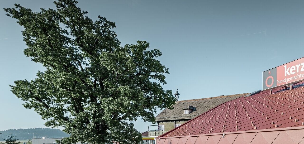 Le Kerzenwelt de Schlägl a été entièrement habillé de losanges PREFA. La couverture de toit et l’habillage de façade ont été réalisés avec le losange 44 × 44 couleur rouge oxyde.