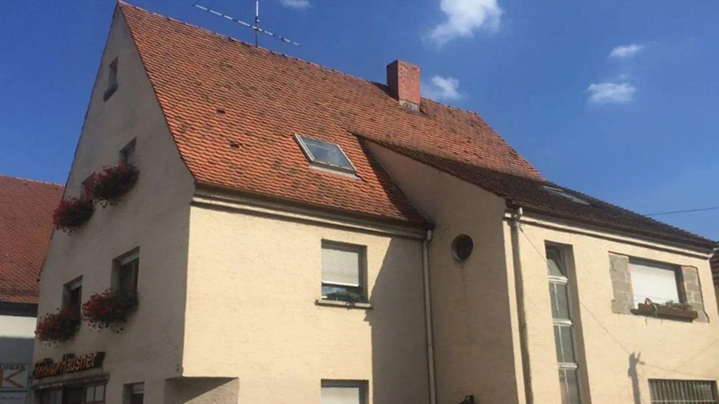 Casa prima della ristrutturazione del tetto con tegole PREFA