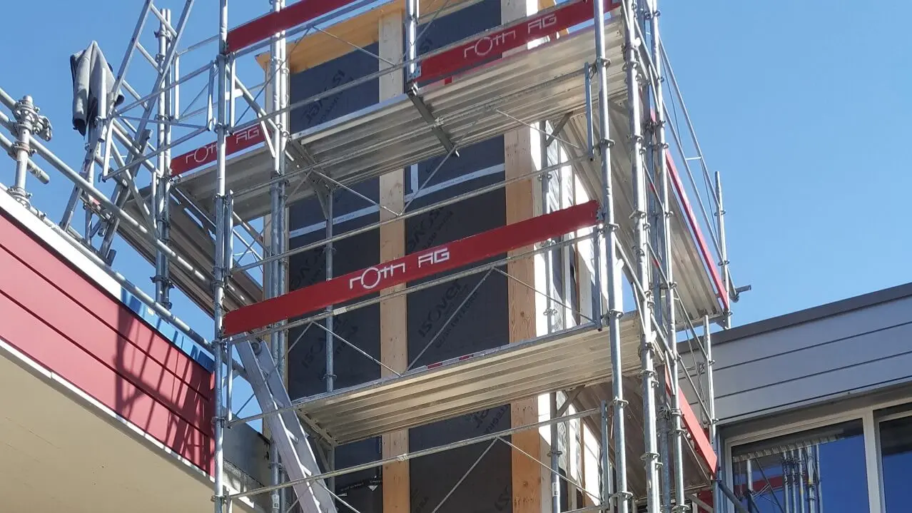 Liftverkleindung einer Werkstatt in Schänis in rubinroten Verbundplatten