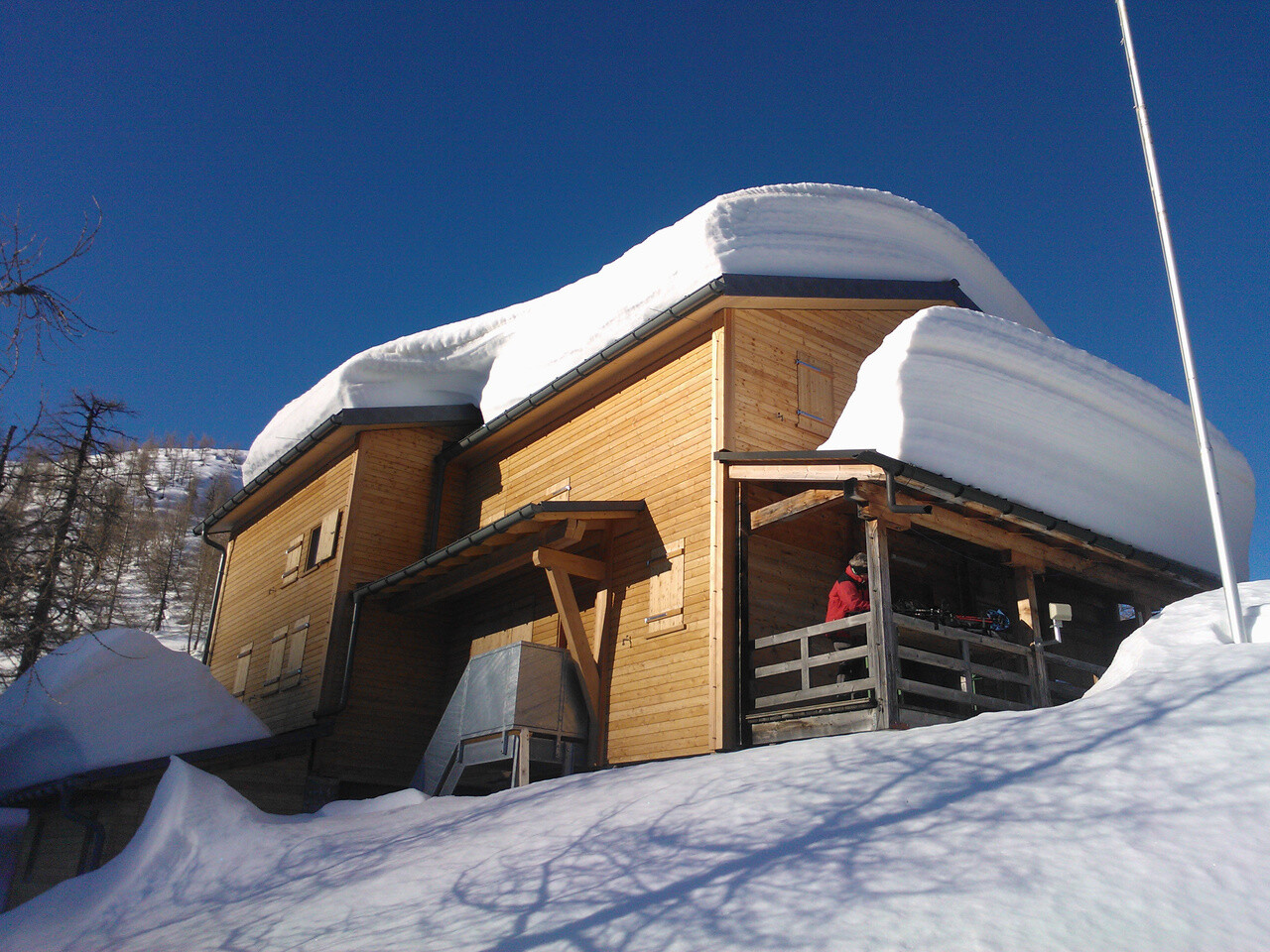 Hütte Capanna Buffalora mit mehreren Zentimetern Schnee auf dem Dach. 
