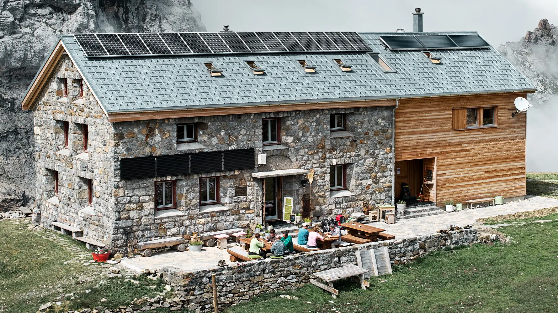 Situé en Suisse à plus de 2 000 mètres d’altitude, le refuge Claridenhütte a été couvert de tuiles PREFA couleur P.10 gris pierre