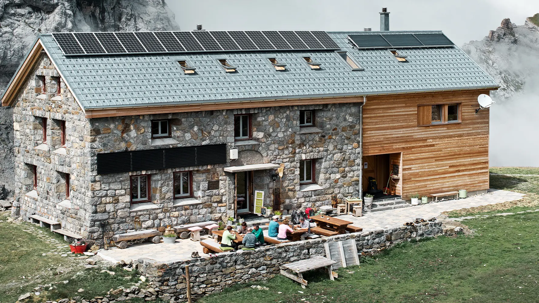 Situé en Suisse à plus de 2 000 mètres d’altitude, le refuge Claridenhütte a été couvert de tuiles PREFA couleur P.10 gris pierre