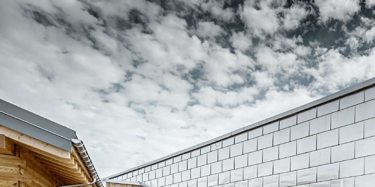 Scintillante facciata in alluminio grezzo naturale del Cry D’Er Club d'Altitude in Svizzera; la facciata riflette il meraviglioso panorama a 360°.