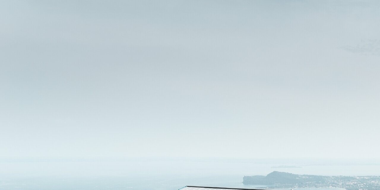 Propriété sur les hauteurs avec vue étendue sur les alentours, grande terrasse et piscine — Toiture PREFA à joints debout de couleur gris quartz