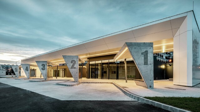 Modern gestalteter Busbahnhof in Lenti, Untersichten sind mit der PREFABOND Aluminium Verbundplatte in Reinweiß verkleidet