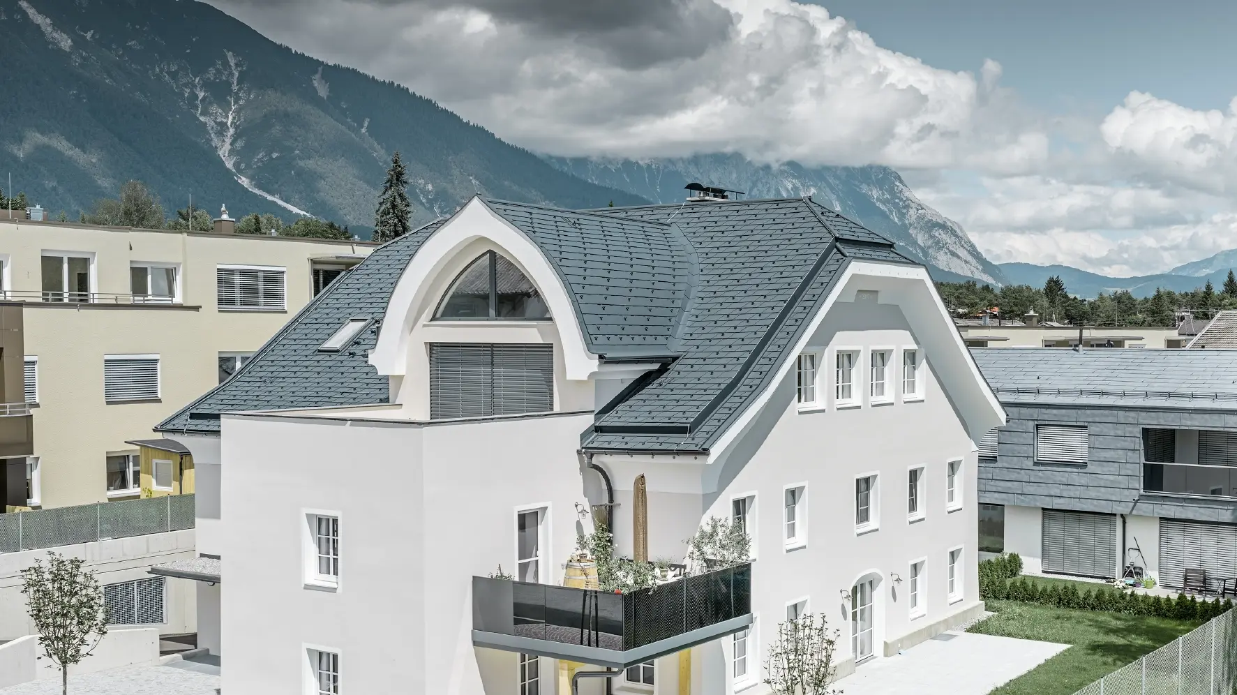 Toit en demi-croupe rénové à l'aide de bardeaux de toiture PREFA en P.10 anthracite, avec lucarne arrondie