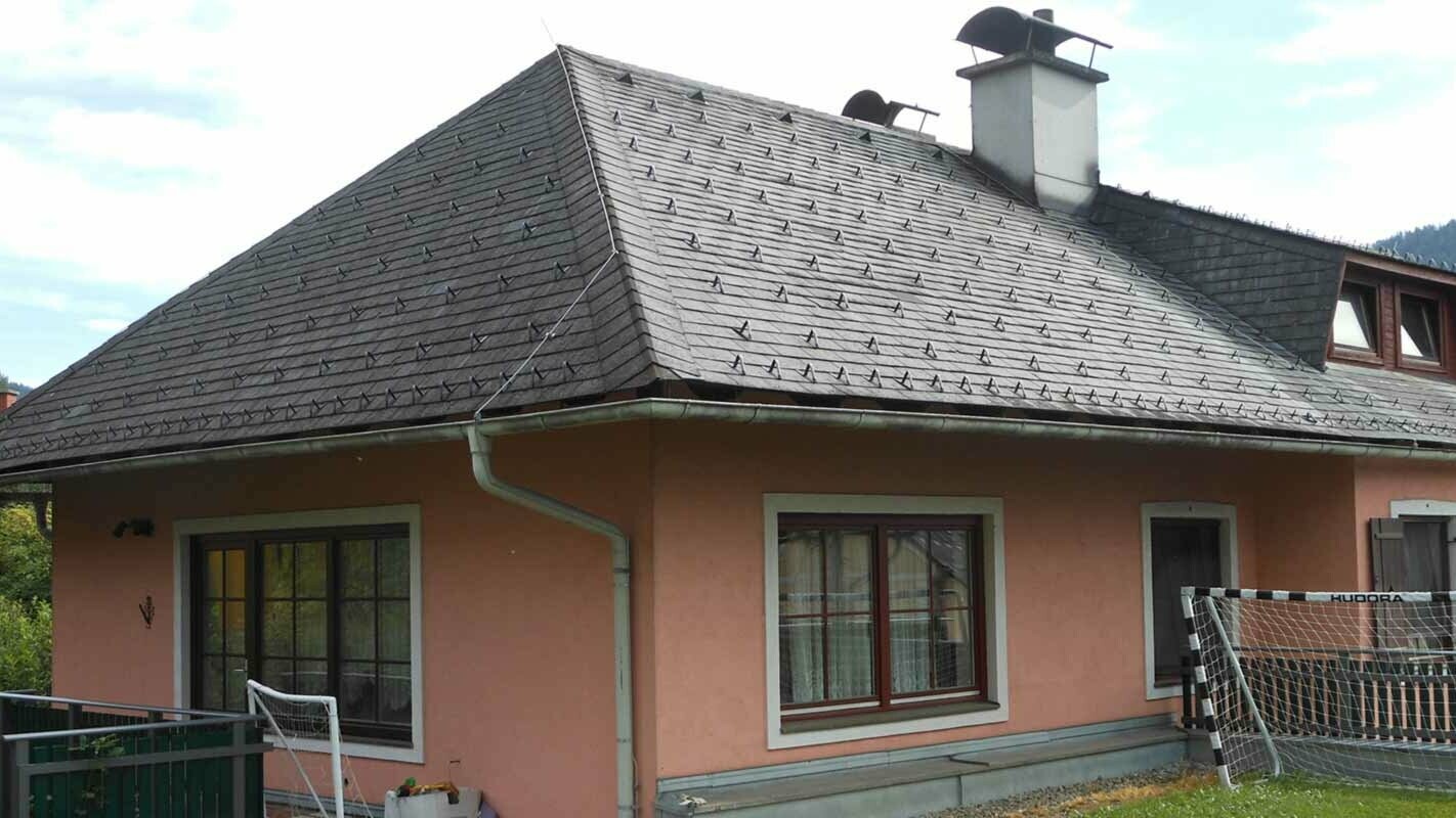 Walmdach vor der Dachsanierung eines Hauses mit Trapezgaube unter Verwendung der PREFA Dachschindel