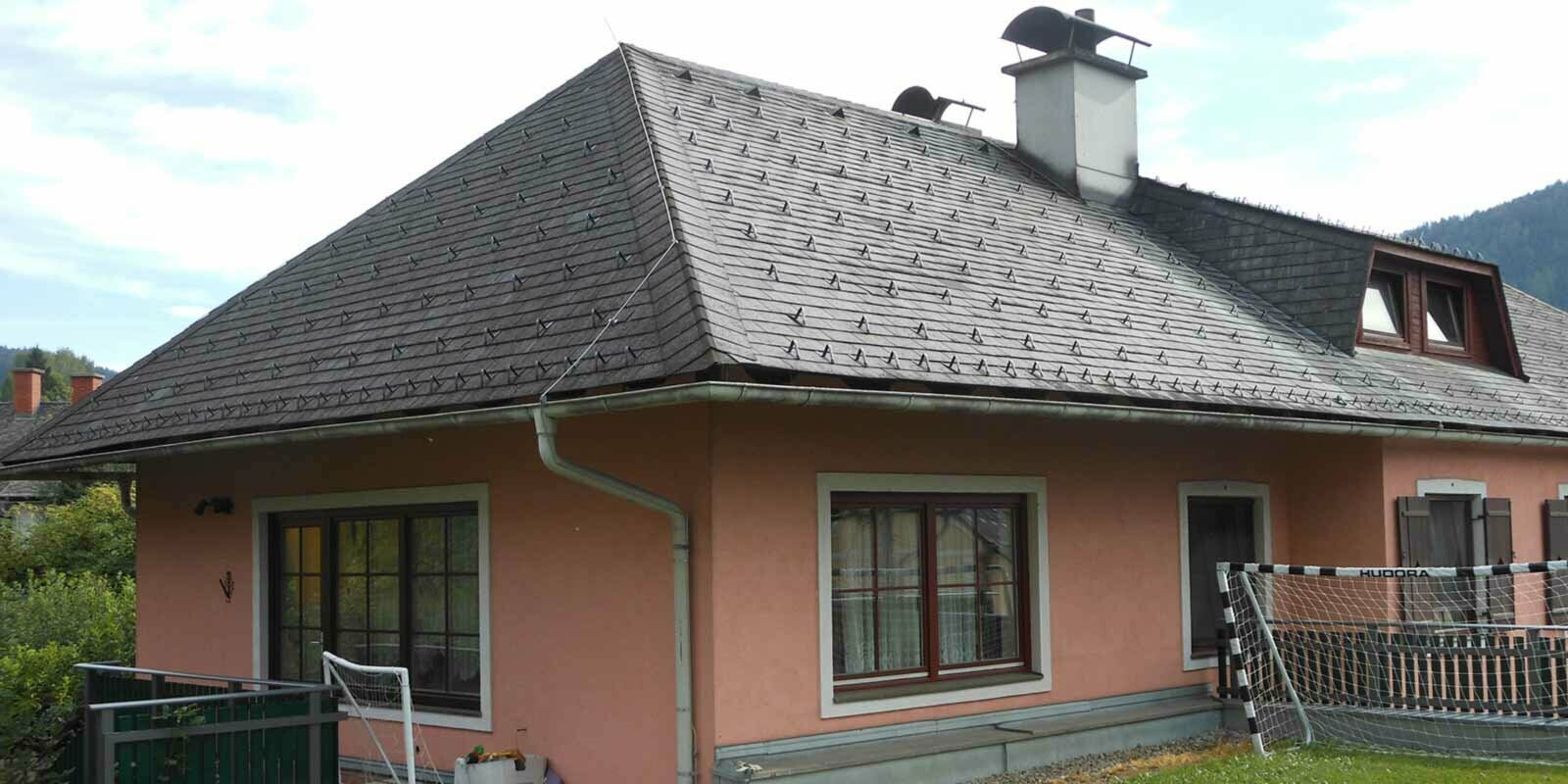Casa prima della ristrutturazione del tetto a padiglione con abbaino trapezoidale con scandole PREFA