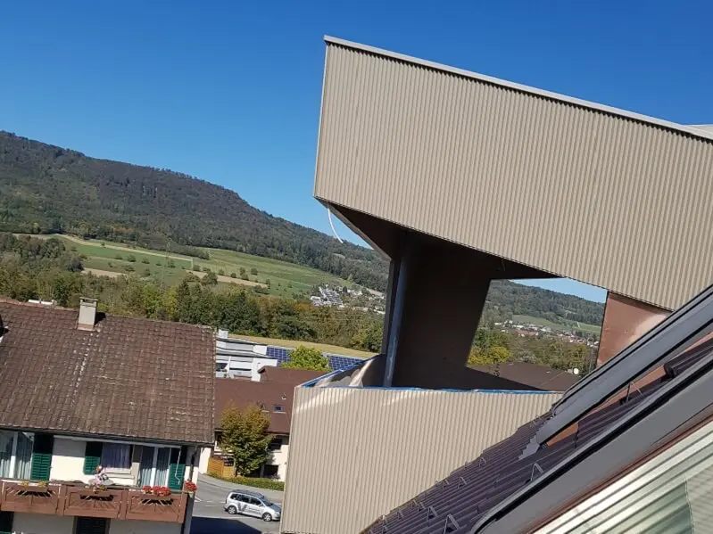 Aussicht vom obersten Stock über den Balkon mit Zackenprofil