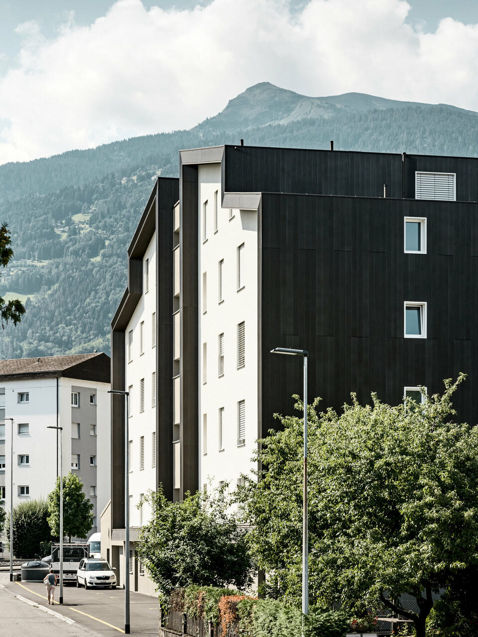Die Fassade der Wohnhausanlage Les Dailles wurde großflächig mit dem eindrucksvollen PREFA Zackenprofil in Bronze verkleidet. Das Dach des Gebäudes wurde mit PREFALZ in Bronze eingedeckt.