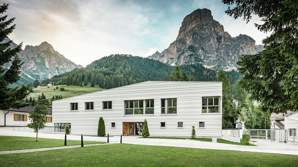 L'architecture militaire moderne rencontre l'environnement alpin : devant un panorama montagneux majestueux, la caserne « Tempesti » est nichée dans le paysage du Tyrol du Sud. La façade claire PREFALZ en P.10 blanc Prefa assure des lignes claires. La façade en aluminium clair reflète la lumière du soleil et améliore le microclimat.